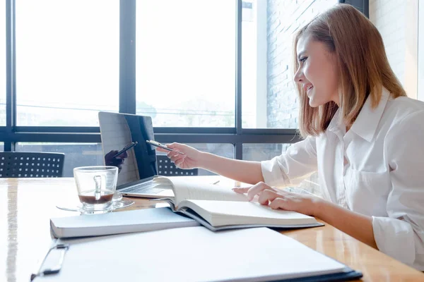 Junge Geschäftsfrau arbeitet mit Handy-Laptop und hält — Stockfoto