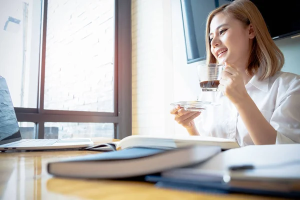 Ung affärskvinna som arbetar med mobiltelefon laptop och Holding — Stockfoto