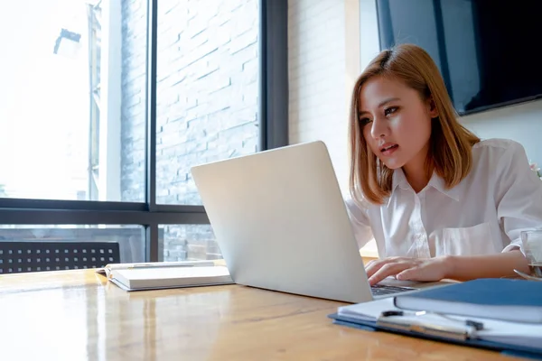 Jonge zakenvrouw werken met mobiele telefoon laptop en docu — Stockfoto