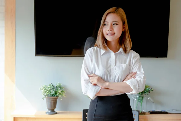 젊은 사업가 보이는 똑똑한 크로스 팔과 서 에 이 끄기 — 스톡 사진