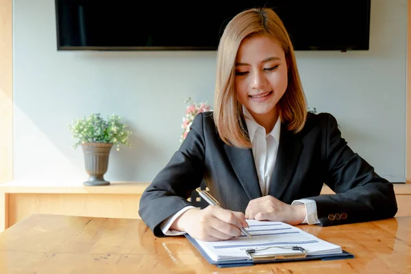 젊은 여자 앉아 에 후보 에 취업 면접 및 쓰기 r — 스톡 사진