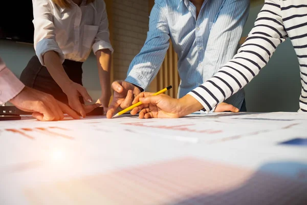 Geschäftsleute analysieren Investment Graph Meeting Brainstorming — Stockfoto