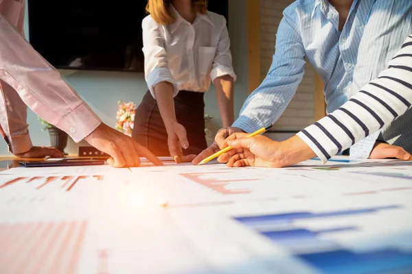 Geschäftsleute analysieren Investment Graph Meeting Brainstorming — Stockfoto