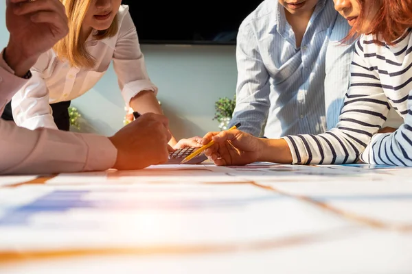 Geschäftsleute analysieren Investment Graph Meeting Brainstorming — Stockfoto