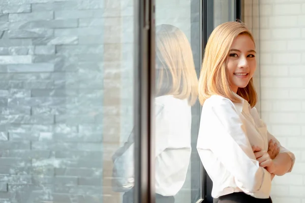 Jeune femme d'affaires debout avec les bras croisés près du bureau w — Photo