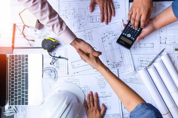 Ingenieros personas estrechando la mano en la oficina, concepto de ingeniería, ar — Foto de Stock