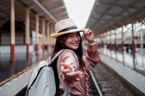 Femme souriante voyageur regardant appareil photo avec sac à dos en vacances r — Photo