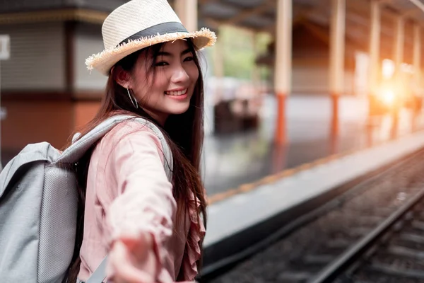 Sonriente mujer viajero mirando cámara con mochila en vacaciones r — Foto de Stock