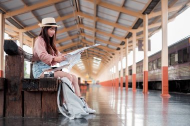 Sırt çantalı gülen kadın gezgin dünya haritası planlama 