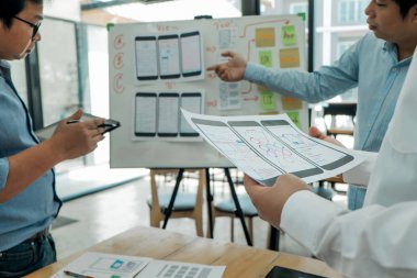 UX grafik tasarımcı toplantı beyin fırtınası ve sket Tartışmak