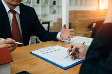 Gayrimenkul acentaları, müşteriler için imza göndermek için belgeleri 