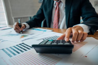 İş adamı analiz yatırım grafik ve tartışma planı m