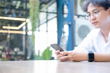 Cep telefonları ve ofiste genç işadamı çalışma., bu