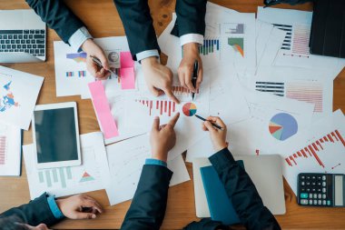 İş adamları, beyin fırtınası toplantısı için yatırım grafiği analiz ediyor 