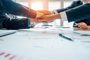 İşadamları takım çalışması grubu ellerini bir araya getirerek katılıyorum