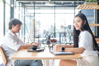 iş adamları toplantı beyin fırtınası ve proje tog tartışıyor