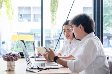 iş adamları toplantı beyin fırtınası ve proje tog tartışıyor