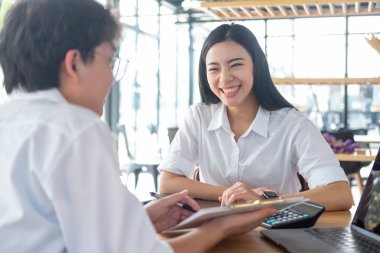 iş adamları toplantı beyin fırtınası ve proje tog tartışıyor