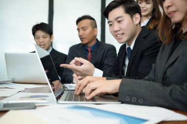 iş adamları toplantı beyin fırtınası ve proje tog tartışıyor