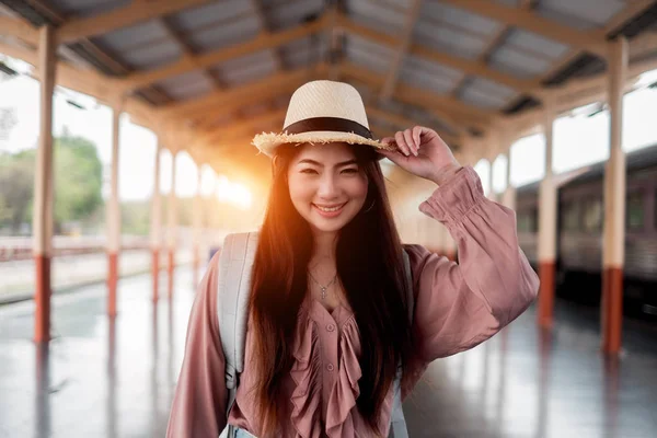 휴일 rela에 배낭 모자를 들고 웃는 여자 여행자 — 스톡 사진