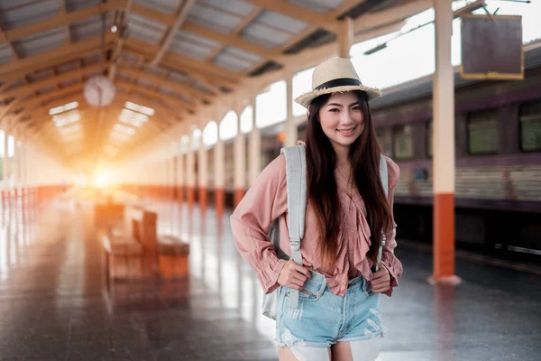 Femme souriante voyageur regardant appareil photo avec sac à dos en vacances r — Photo