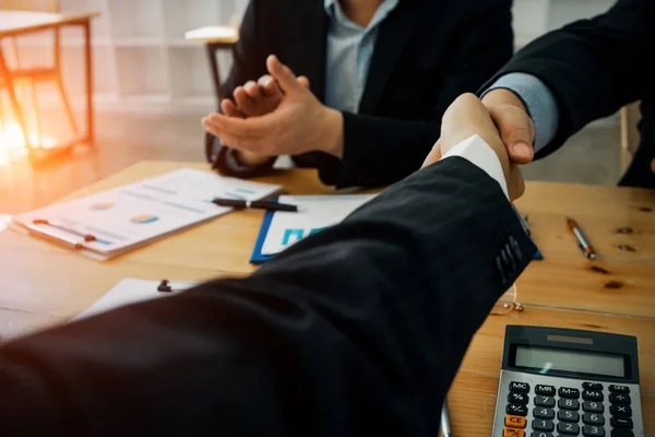 Geschäftsleute geben sich nach vollständiger Einigung die Hand — Stockfoto