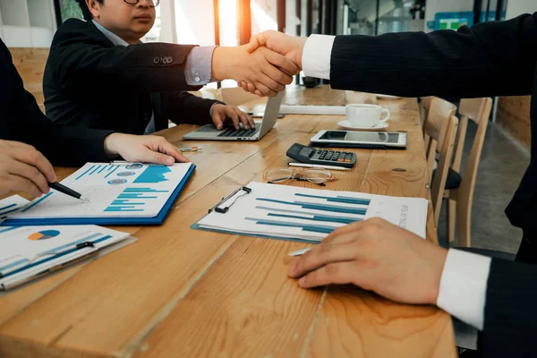 Geschäftsleute geben sich nach vollständiger Einigung die Hand — Stockfoto