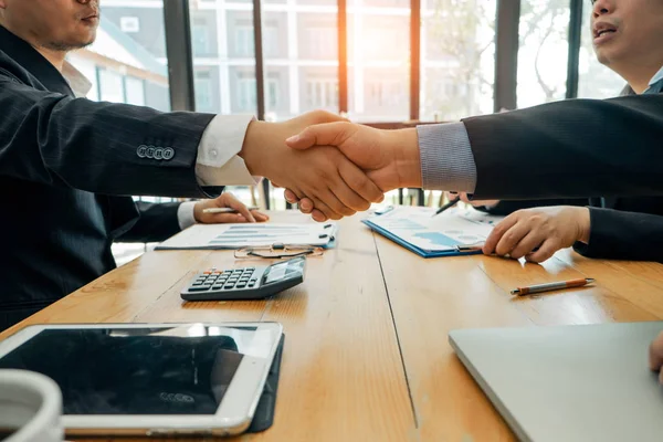 Empresários parceiros apertando as mãos após acordo completo p — Fotografia de Stock