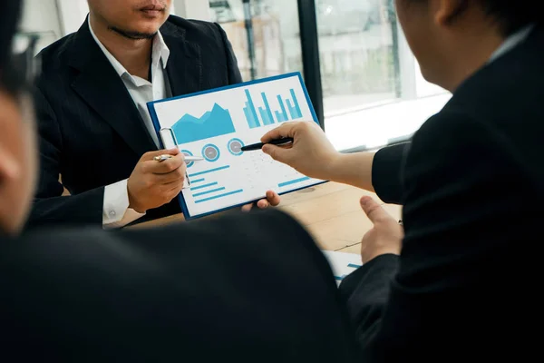 Företagare analysera investeringar graf möte brainstorming — Stockfoto