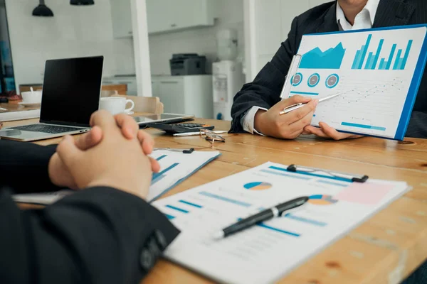 Företagare analysera investeringar graf möte brainstorming — Stockfoto