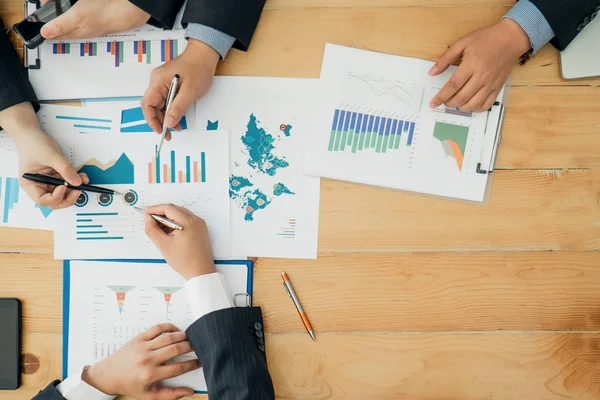 Företagare analysera investeringar graf möte brainstorming — Stockfoto