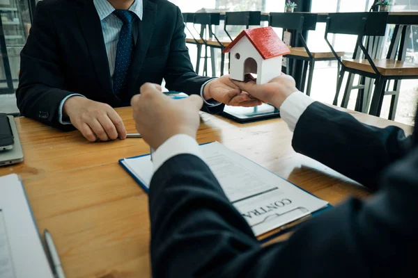 Immobilienmakler halten Musterhaus und automatischen Stempel für s — Stockfoto