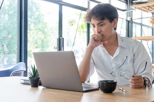 Młoda kobieta interesu pracy z przenośnego laptopa i gospodarstwa Coffe — Zdjęcie stockowe