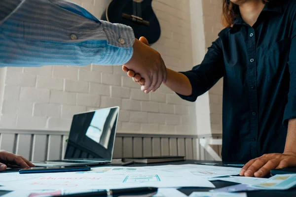 UX Grafik Tasarımcısı bir anlaşma Applicat tamamladıktan sonra eller sallayarak