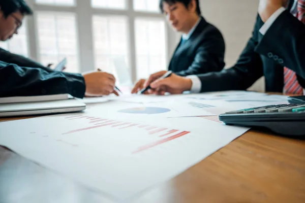 Företagare analysera investeringar graf möte brainstorming — Stockfoto