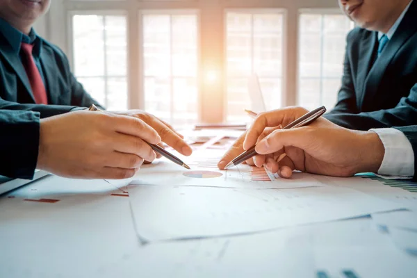 Geschäftsleute analysieren Investment Graph Meeting Brainstorming — Stockfoto