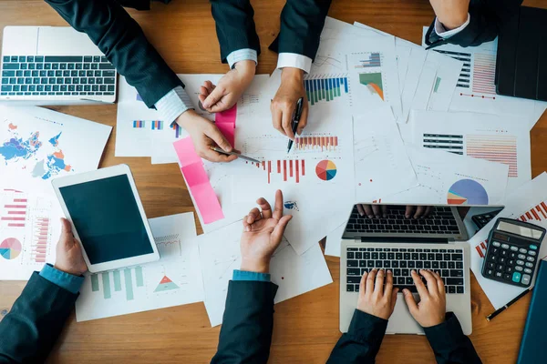 Empresarios analizando gráfico de inversión reunión lluvia de ideas —  Fotos de Stock