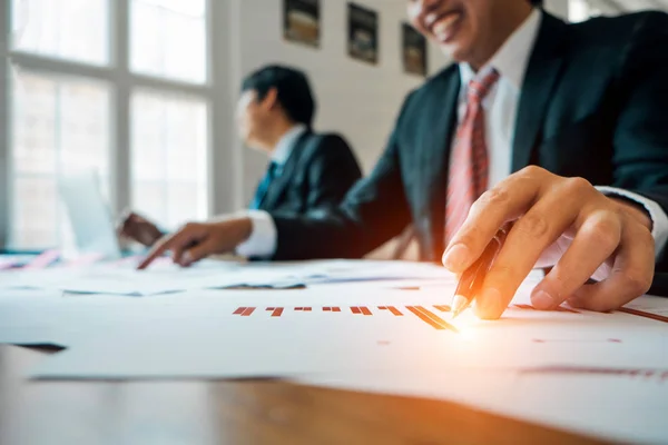 Företagare analysera investeringar graf möte brainstorming — Stockfoto