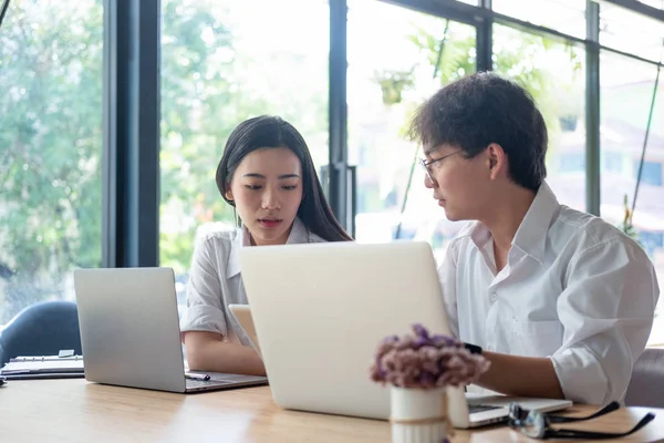 Zakenmensen ontmoeten brainstormen en bespreken project tog — Stockfoto