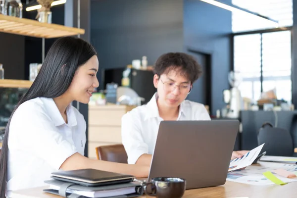 Zakenmensen ontmoeten brainstormen en bespreken project tog — Stockfoto