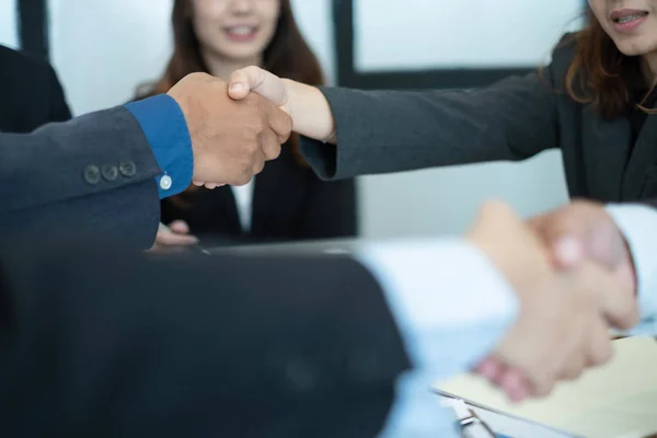 Affärsmän klappar sina händer vid mötet. businesspeopl — Stockfoto