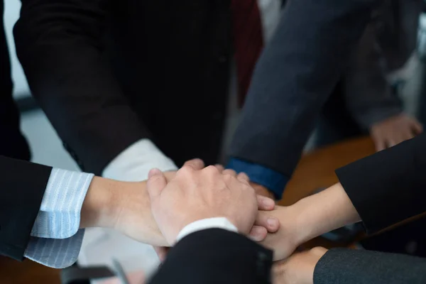 Affärsmän sätter sina händer tillsammans. företagare celebrat — Stockfoto