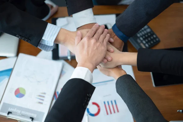 Geschäftsleute legen Hand an.Geschäftsleute feiern — Stockfoto