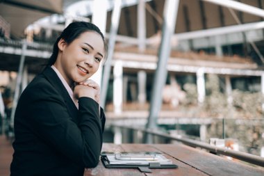 genç güzel iş kadını ofis dışında rapor kontrol, iş concep