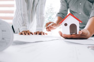 mühendisler ev modeli ve çizim tasarım buildi tutan işaret