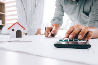 tasarım bina çizim hesap makinesi ve dizüstü bilgisayar kullanan mühendisler