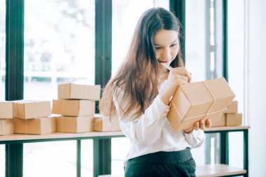 mutlu kadınlar t göndermek için müşterinin adını ve adresini yazmak