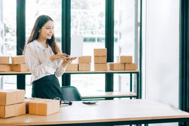 mutlu kadınlar evde dizüstü bilgisayar ile sipariş online iş kontrol, 