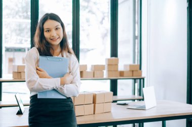 mutlu kadınlar evde dizüstü bilgisayar ile sipariş online iş kontrol, 