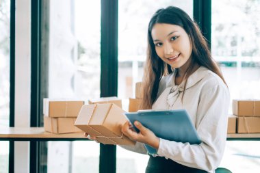 mutlu kadınlar evde dizüstü bilgisayar ile sipariş online iş kontrol, 